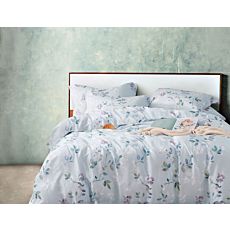 Bettwäsche mit Blatt- und Blütenmotiven auf hellblauem Untergrund