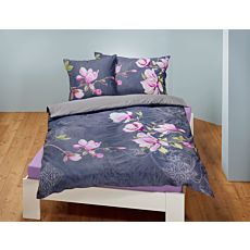 Bettwäsche in grau mit violettem Blumenmuster