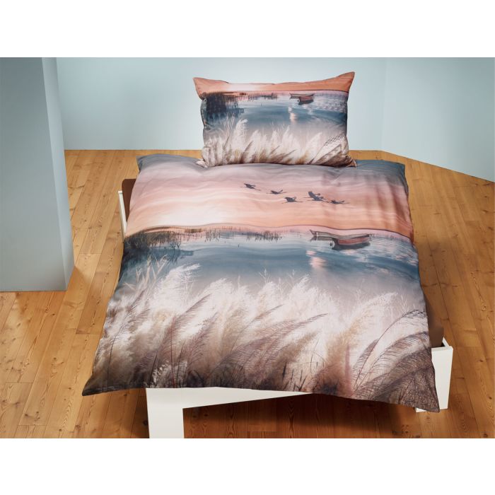 Bettwäsche mit ruhendem See und Sonnenuntergang main product photo